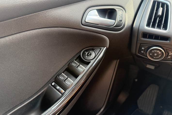 Grå Ford Focus fra 2016