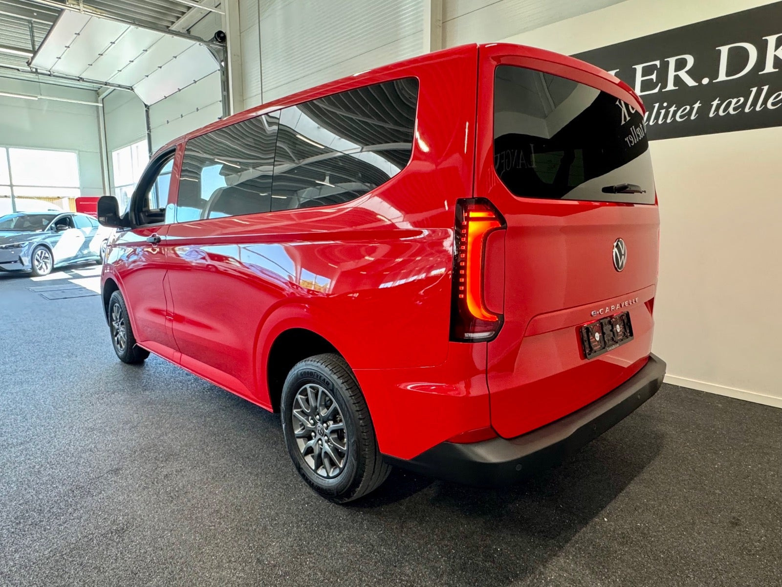 Rød VW e-Caravelle fra 2026