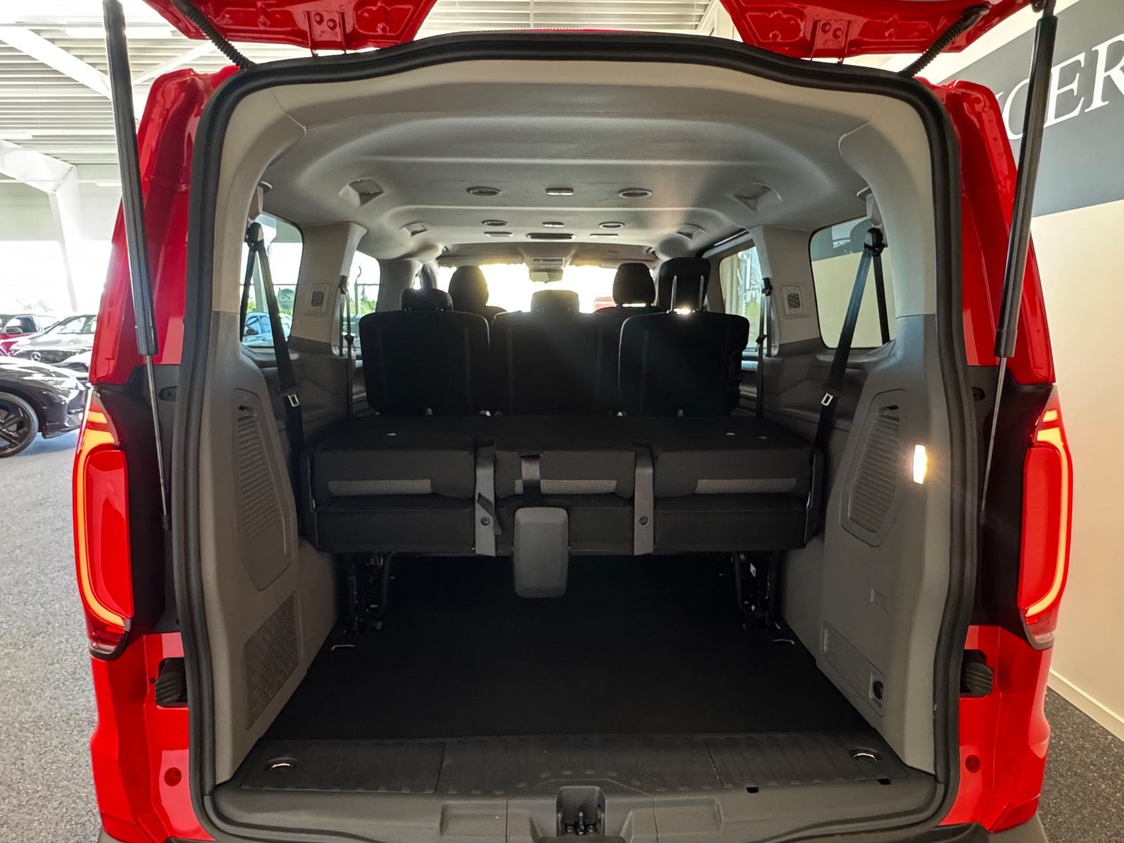 Rød VW e-Caravelle fra 2026