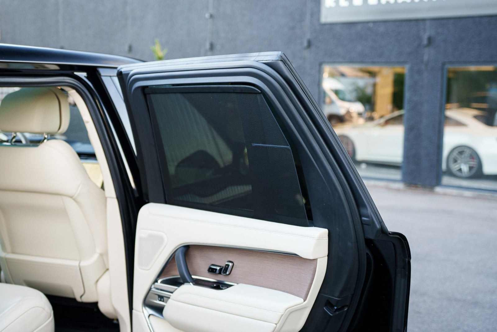 Sort Land Rover Range Rover fra 2023