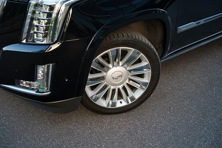 Sort Cadillac Escalade fra 2018