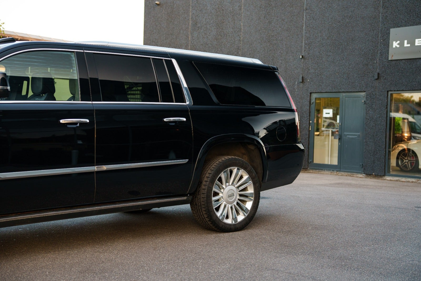 Sort Cadillac Escalade fra 2018