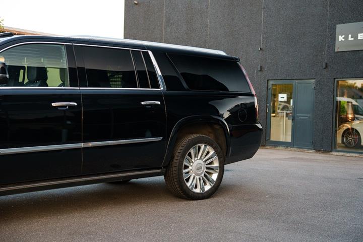 Sort Cadillac Escalade fra 2018