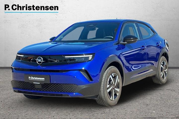 Blå Opel Mokka-e fra 2025 set udefra