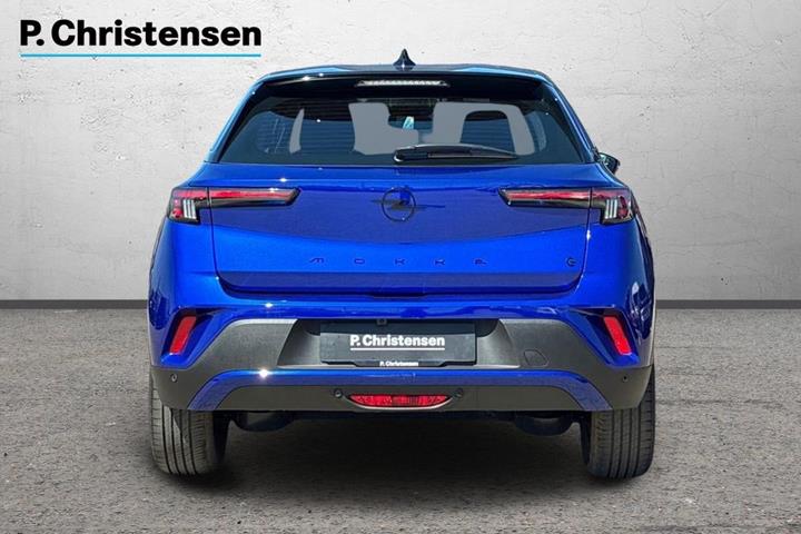 Blå Opel Mokka-e fra 2025