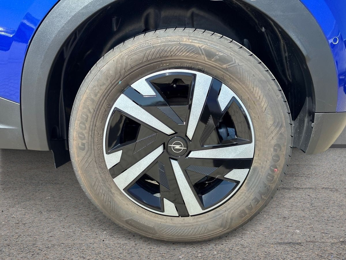 Blå Opel Mokka-e fra 2025