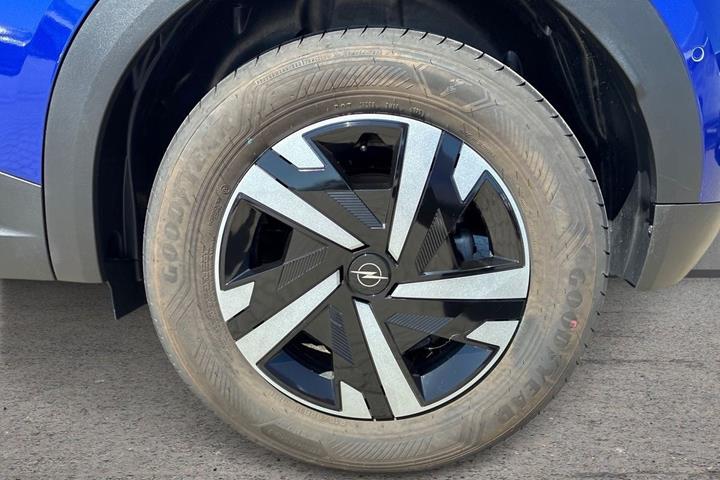 Blå Opel Mokka-e fra 2025