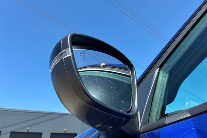 Blå Opel Mokka-e fra 2025