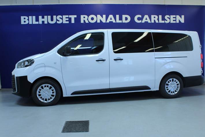 Hvid Toyota Proace Verso fra 2024