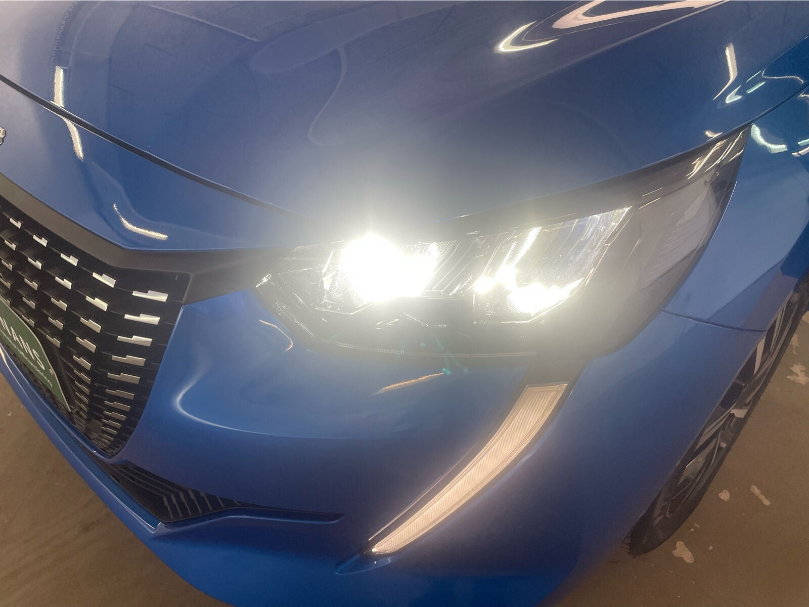 Blå Peugeot 208 fra 2022