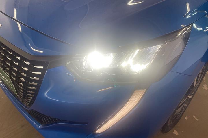 Blå Peugeot 208 fra 2022