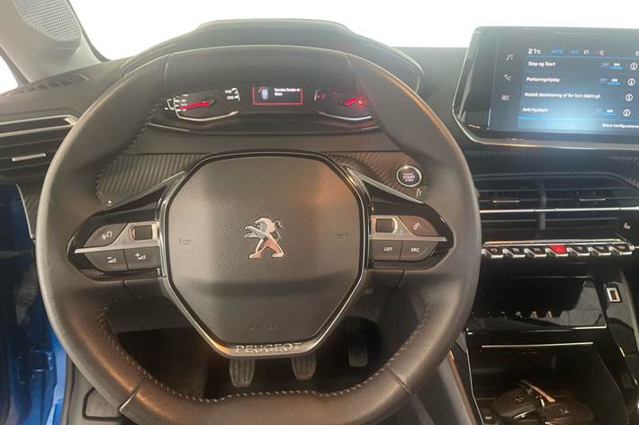 Blå Peugeot 208 fra 2022