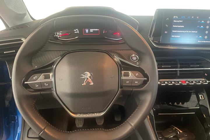Blå Peugeot 208 fra 2022