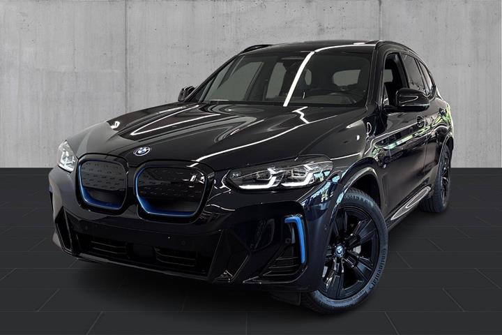 Sort BMW iX3 fra 2024 set udefra