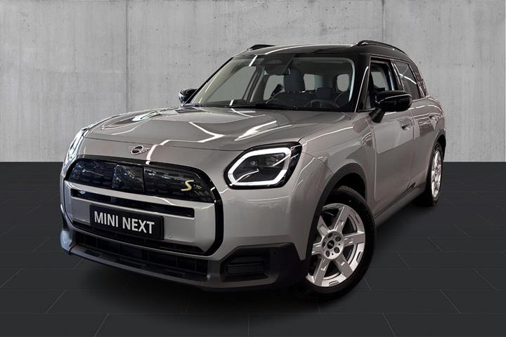 Sølv Mini Countryman SE fra 2024 set udefra