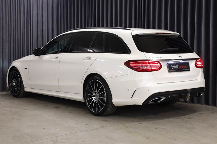 Hvid Mercedes C300 de fra 2020