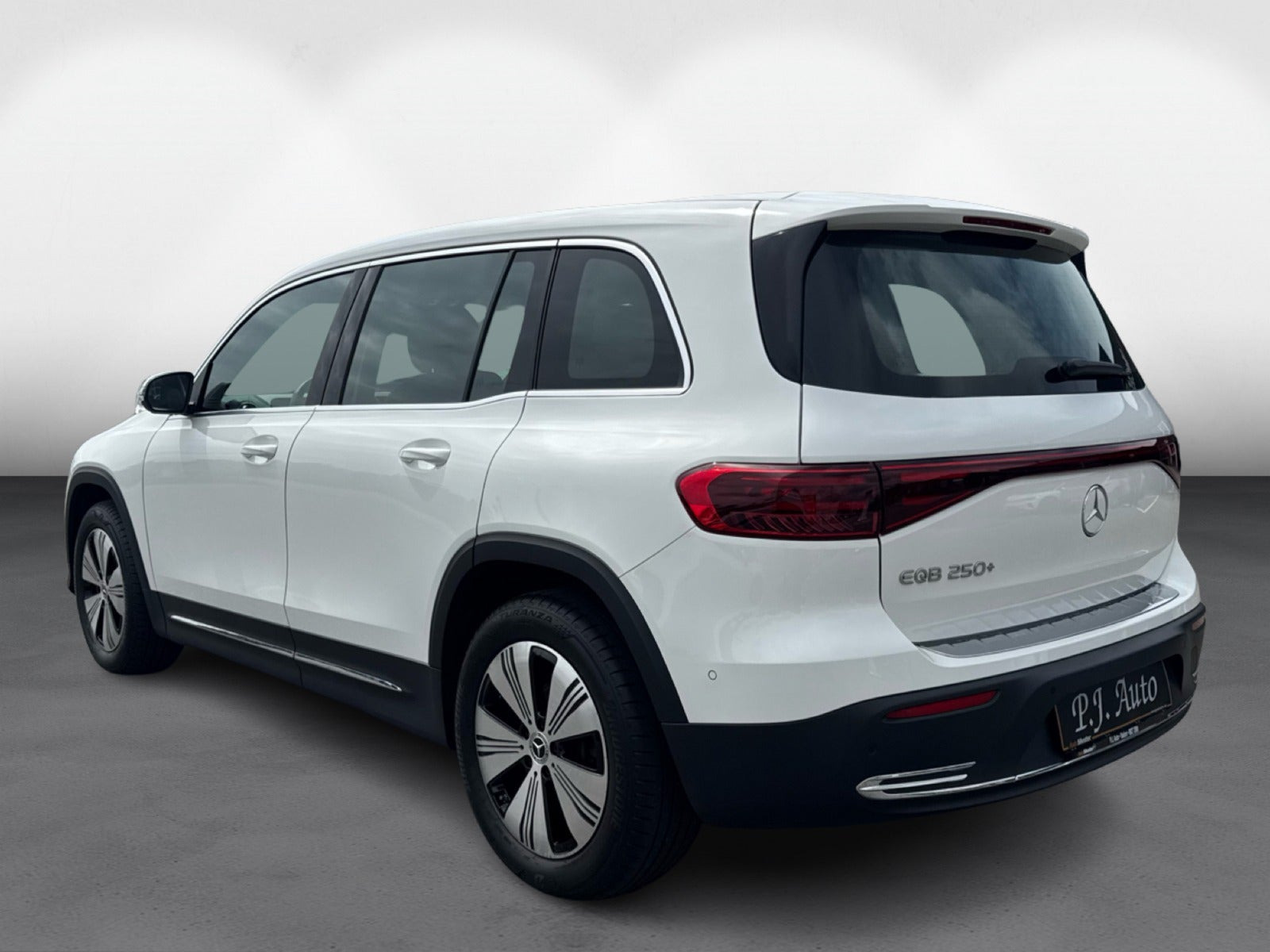 Hvid Mercedes EQB250+ fra 2025