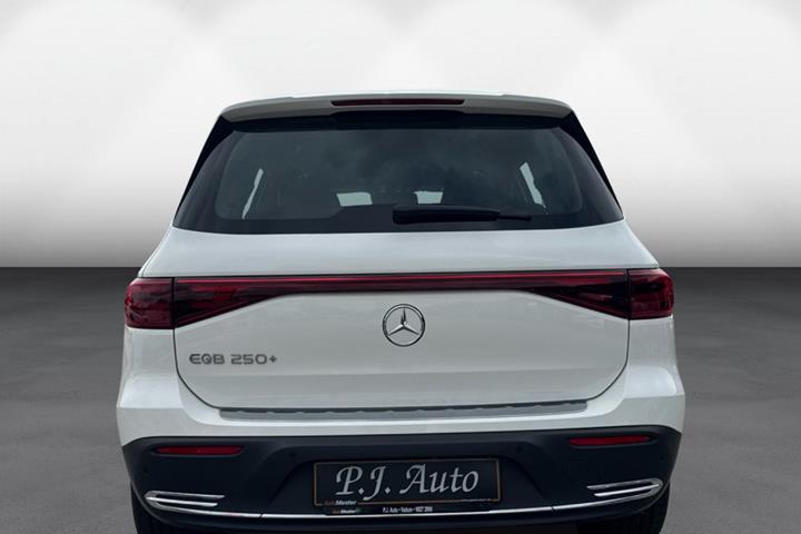 Hvid Mercedes EQB250+ fra 2025