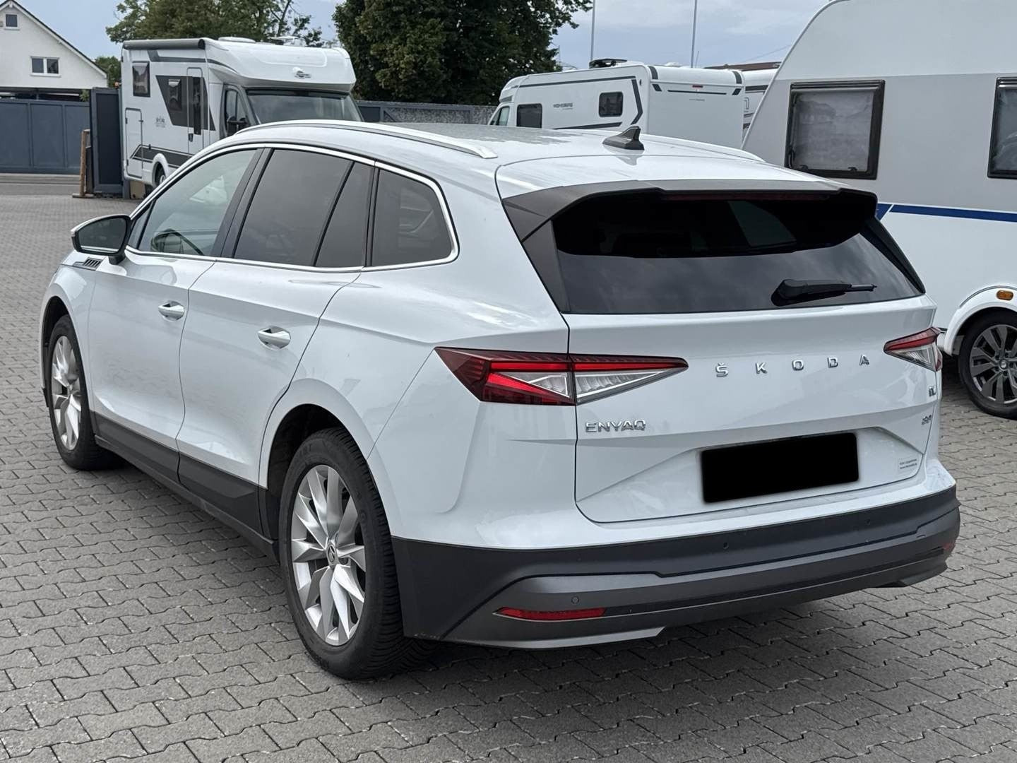 Hvid Skoda Enyaq fra 2022
