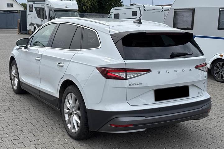 Hvid Skoda Enyaq fra 2022