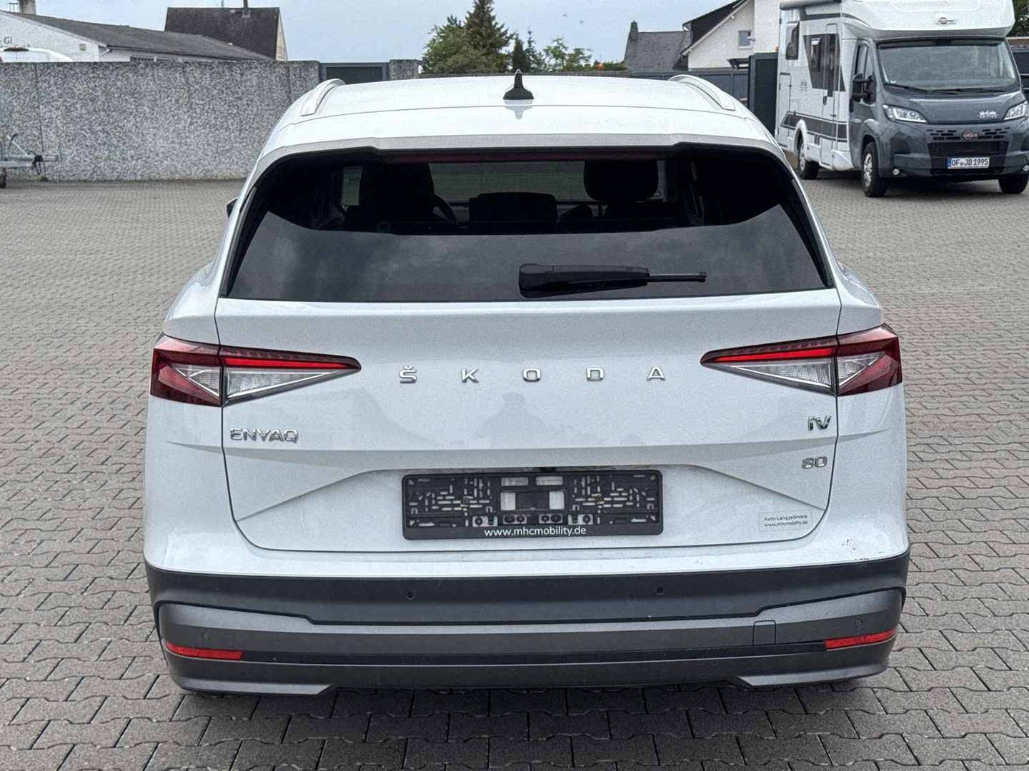 Hvid Skoda Enyaq fra 2022