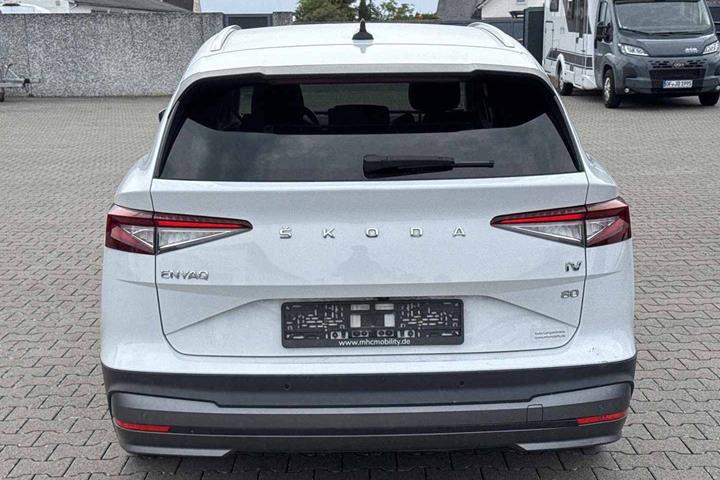 Hvid Skoda Enyaq fra 2022
