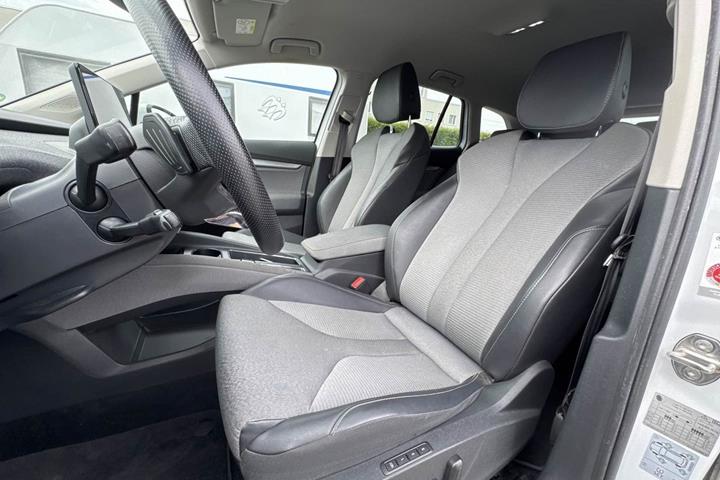 Hvid Skoda Enyaq fra 2022