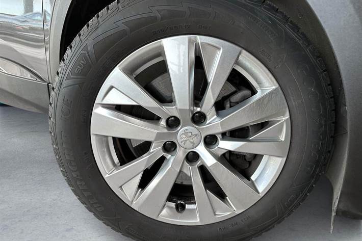 Grå Peugeot 3008 fra 2021
