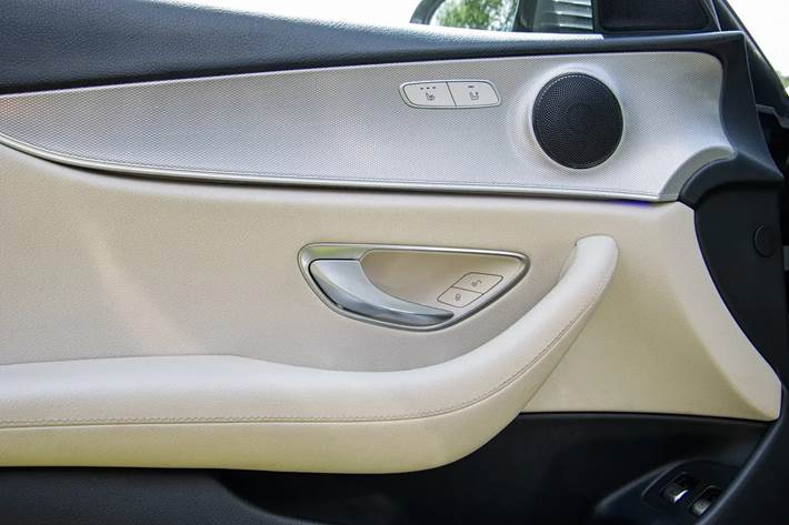 Grå Mercedes E220 d fra 2017