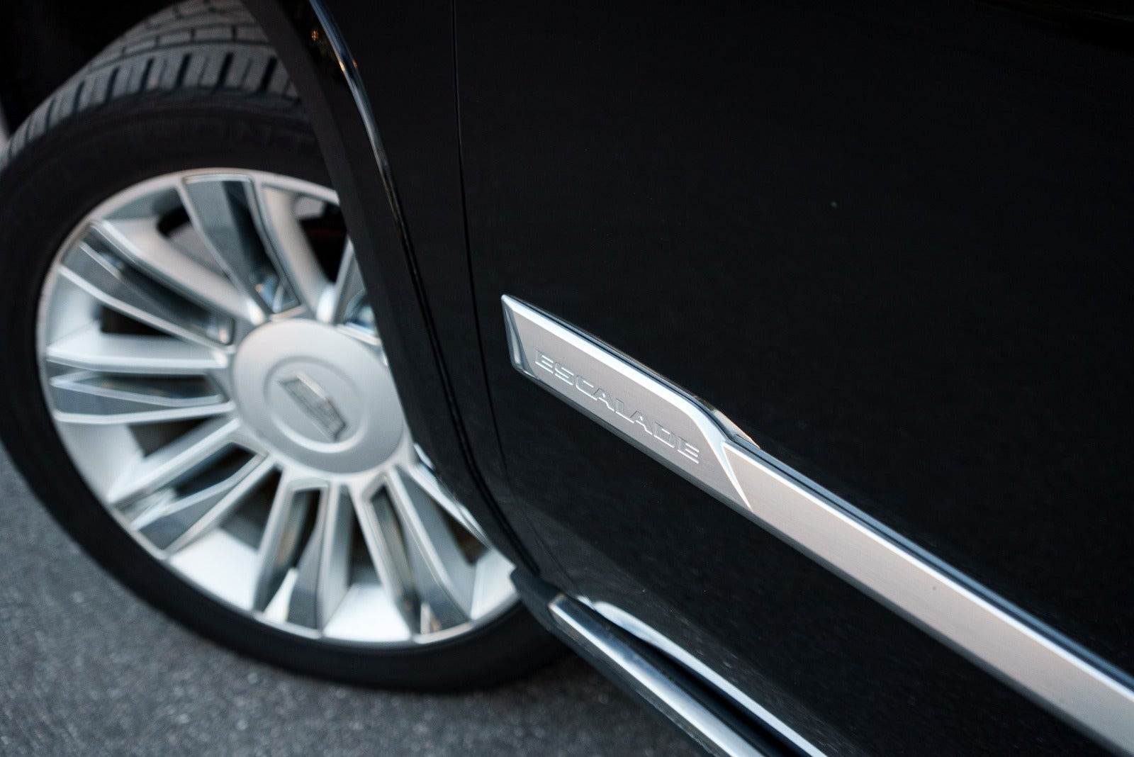 Sort Cadillac Escalade fra 2018