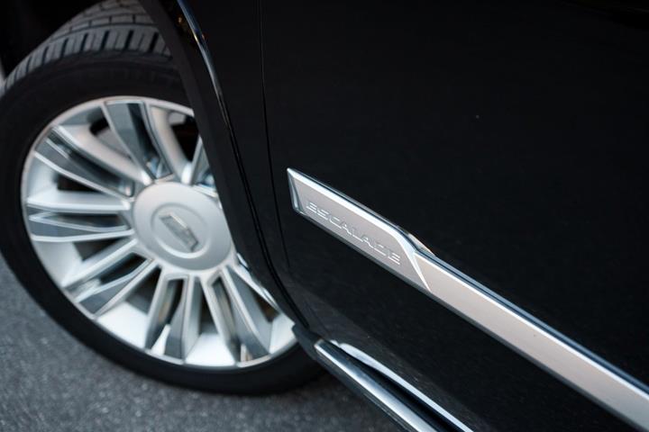 Sort Cadillac Escalade fra 2018