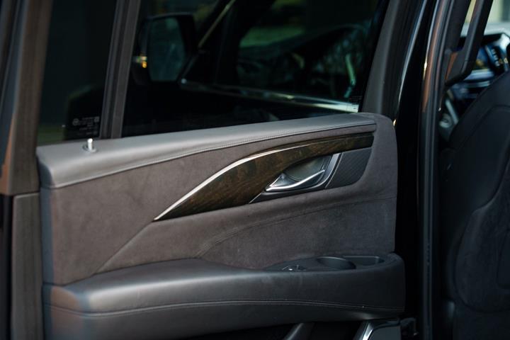 Sort Cadillac Escalade fra 2018