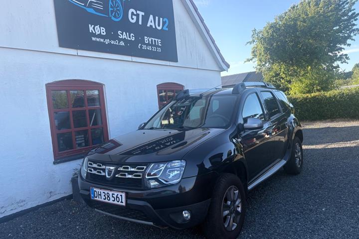 Sort Dacia Duster fra 2014 set udefra