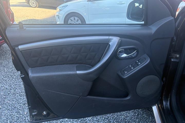 Sort Dacia Duster fra 2014