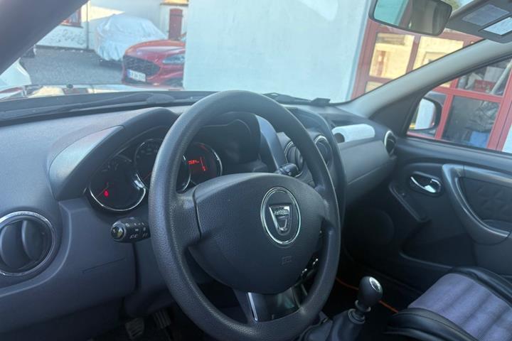 Sort Dacia Duster fra 2014