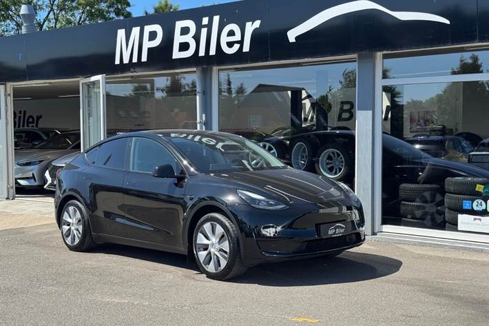 Sort Tesla Model Y fra 2024