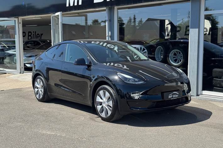 Sort Tesla Model Y fra 2024