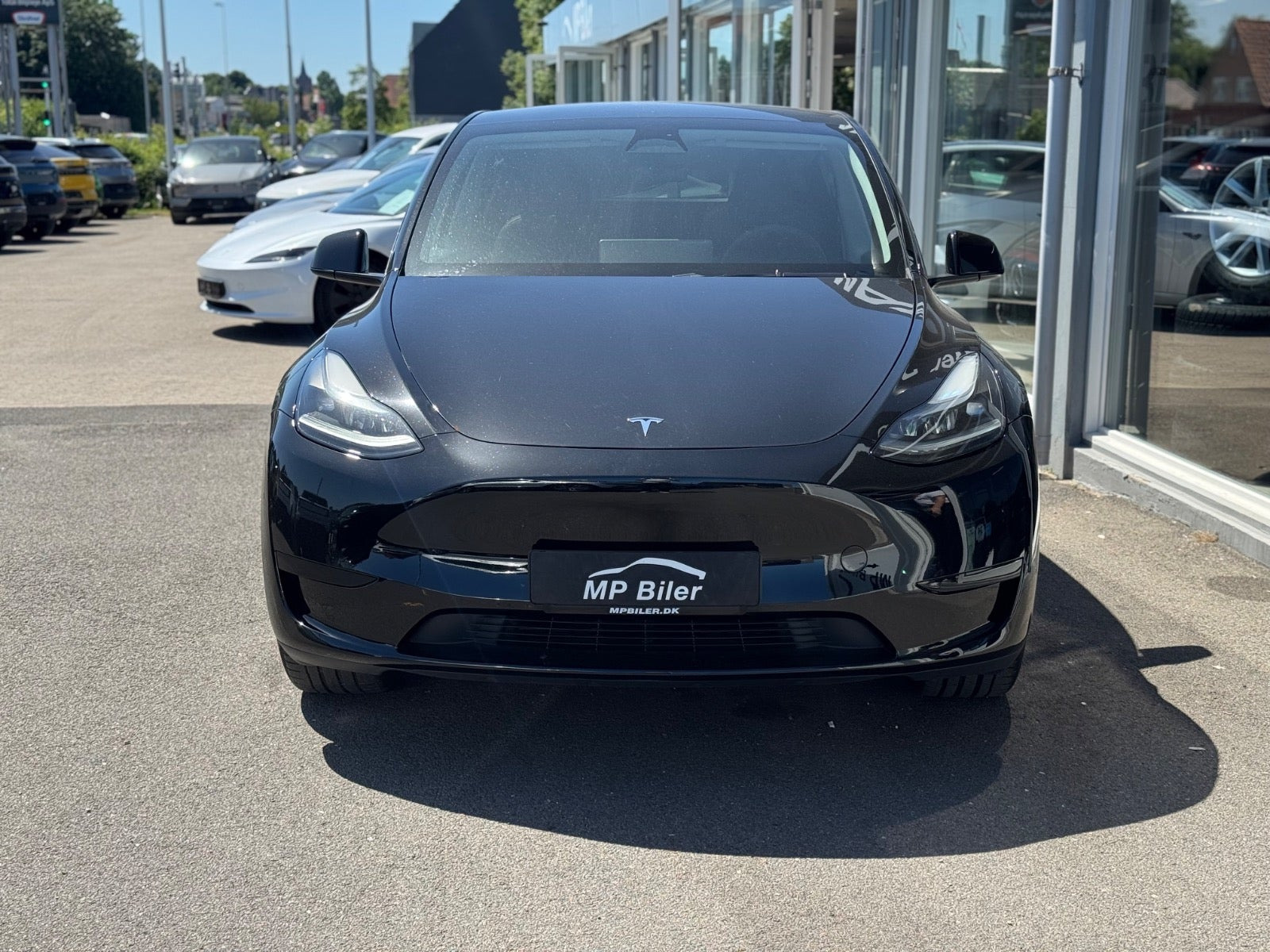 Sort Tesla Model Y fra 2024