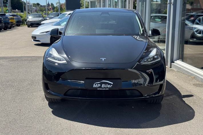 Sort Tesla Model Y fra 2024