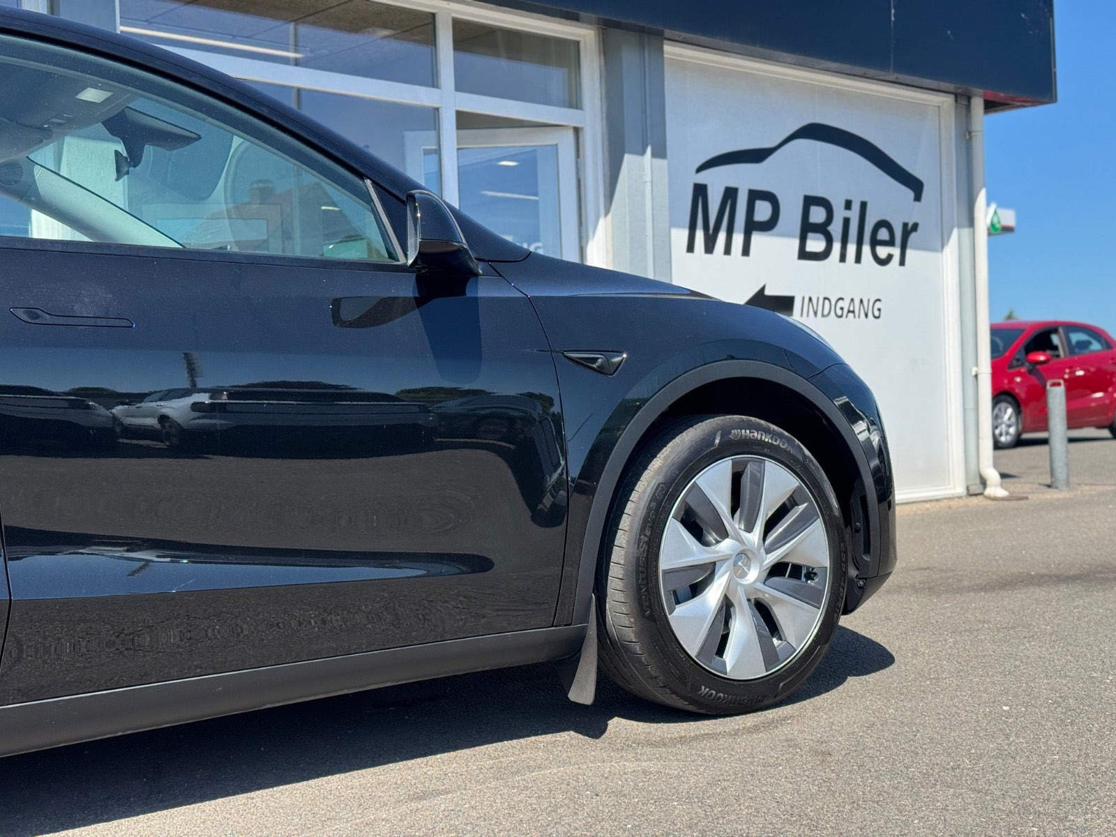 Sort Tesla Model Y fra 2024
