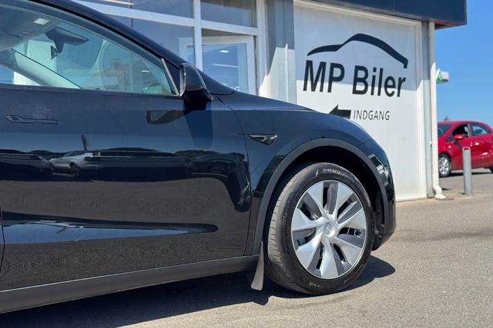 Sort Tesla Model Y fra 2024