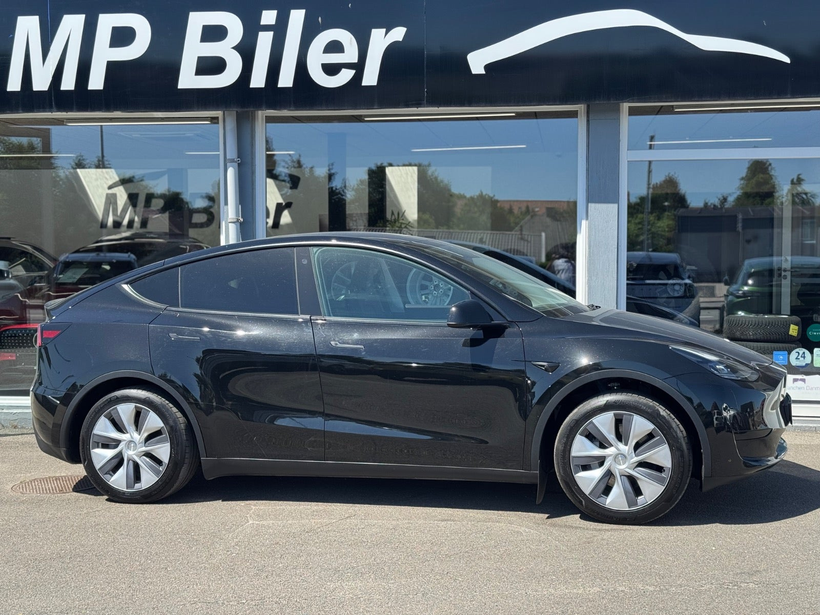 Sort Tesla Model Y fra 2024