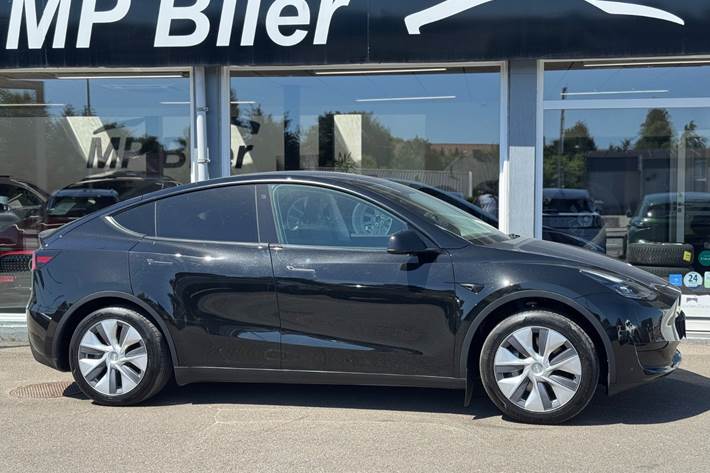 Sort Tesla Model Y fra 2024