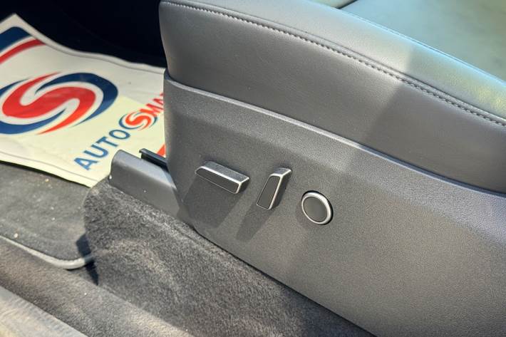 Sort Tesla Model Y fra 2024