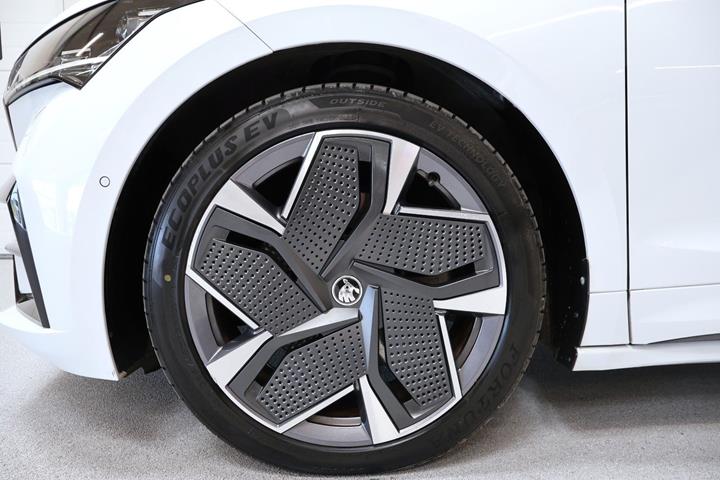 Hvid Skoda Enyaq fra 2022