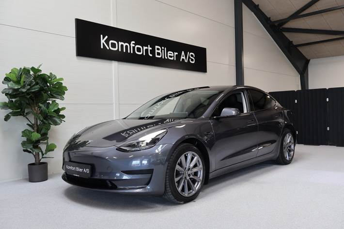 Grå Tesla Model 3 fra 2022