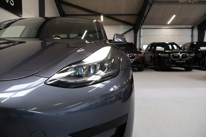 Grå Tesla Model 3 fra 2022