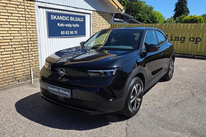 Sort Opel Mokka-e fra 2025 set udefra