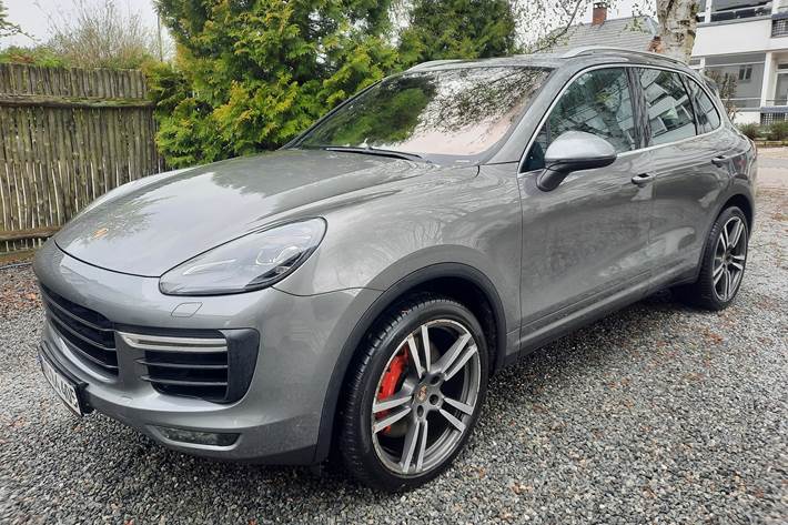Grå Porsche Cayenne Turbo fra 2015