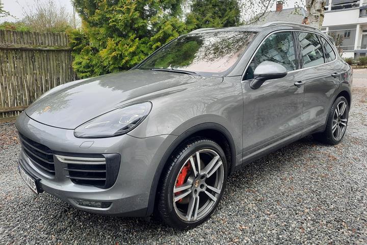 Grå Porsche Cayenne Turbo fra 2015